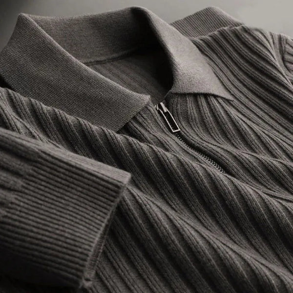 Elegante jersey con cremallera y estampado a rayas